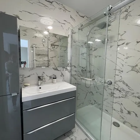 Appartement Grand T3 Avec 2 Terrasses Et Acces Direct - Fr-1-420-129 *